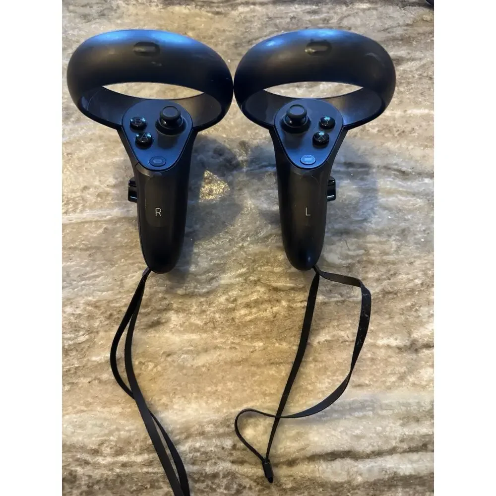 Oculus Quest Standalone VR Headset Black USB-C w/ Controllers & Accessories